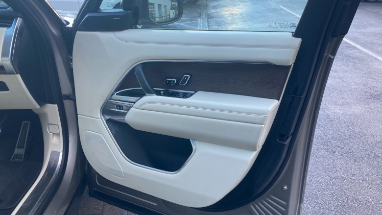 Land Rover Range Rover 3.0 D300 HSE 4dr Auto Diesel Estate